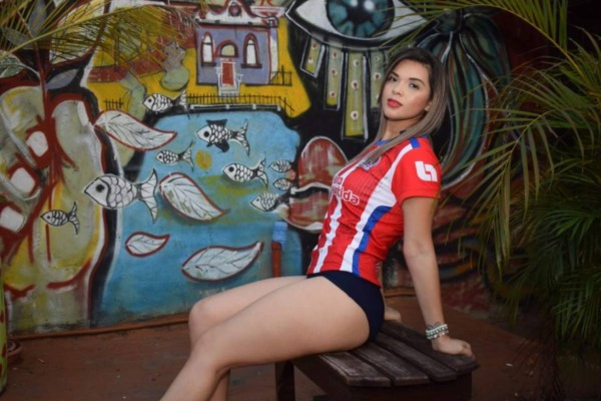 Ella es Ana Bautista, la explosiva aficionada del Olimpia