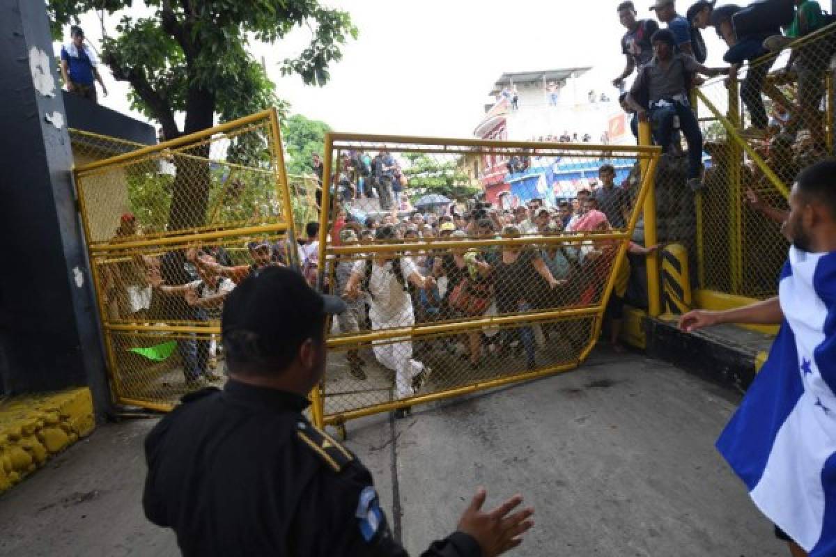 EN FOTOS: Así rompieron barrera de seguridad la caravana de migrantes en México
