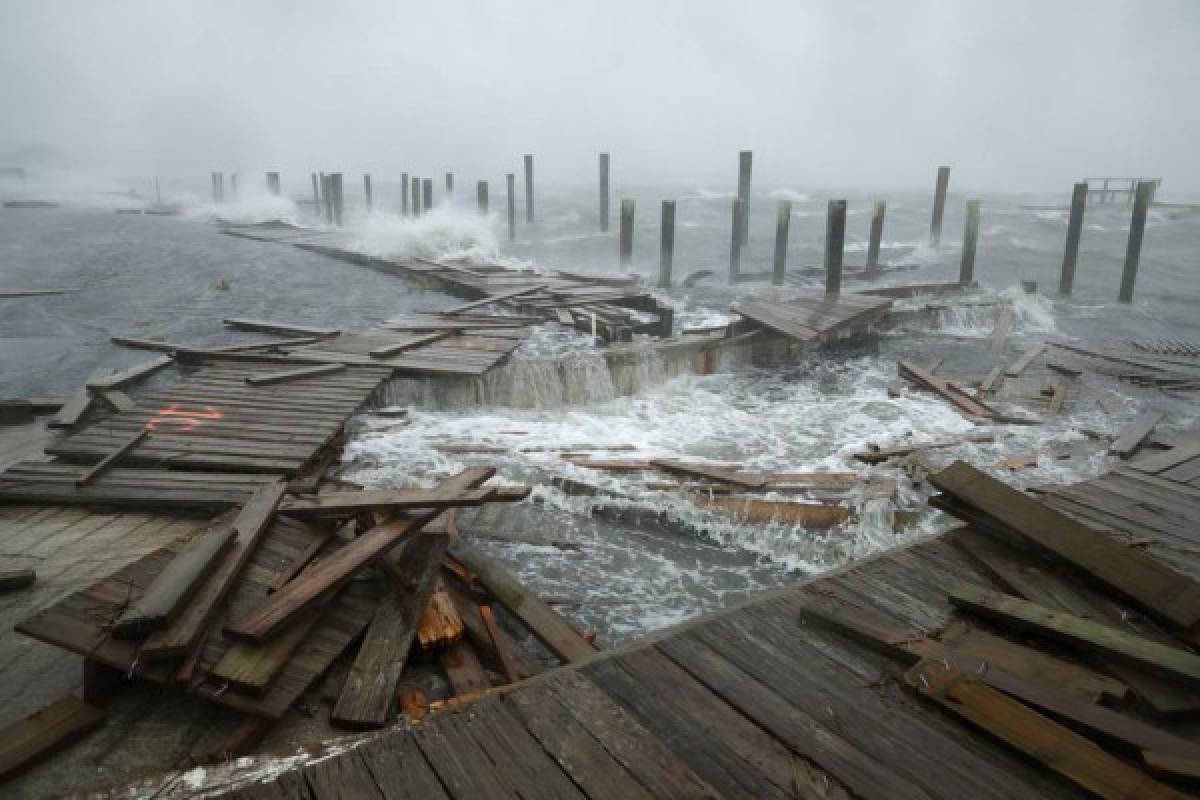 Huracán Florence toca tierra y comienza a desatar su furia en costa este de Estados Unidos