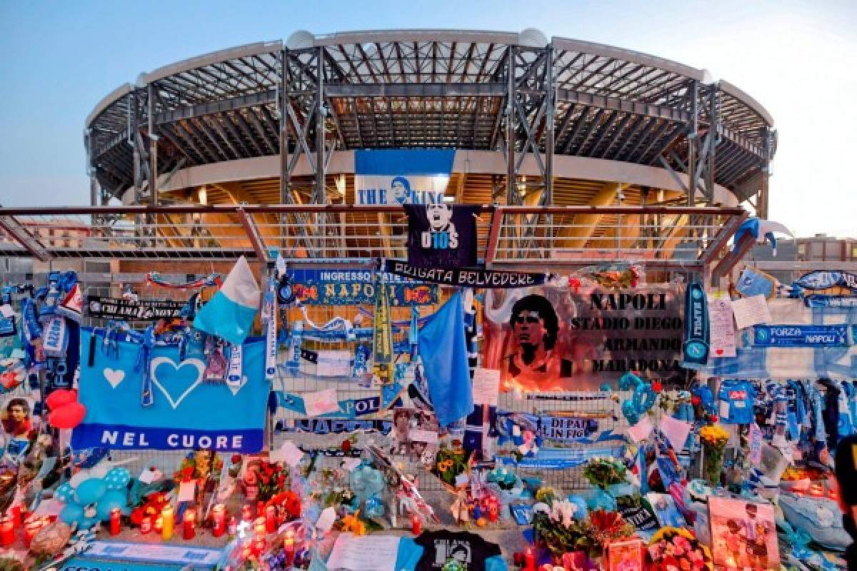 Así fue el impresionante homenaje del Nápoles a Diego Maradona: Locura y todos con la '10'