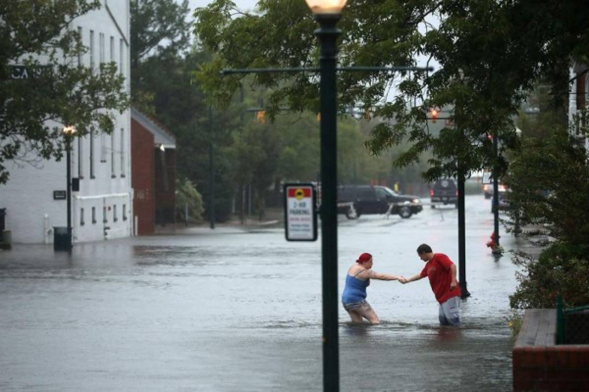 Huracán Florence toca tierra y comienza a desatar su furia en costa este de Estados Unidos