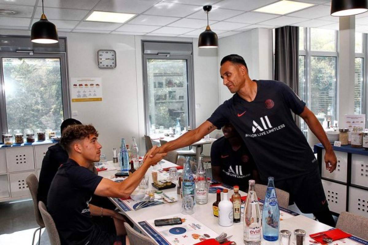 Así recibieron a Keylor Navas en el PSG: El abrazo de Di María y sus primeras atajadas