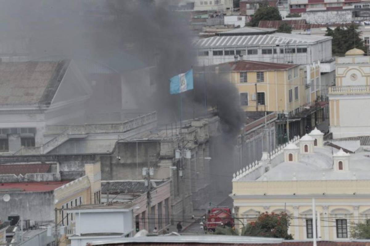 Guatemaltecos enardecidos incendian el Congreso Nacional exigiendo la renuncia del presidente Alejandro Giammattei