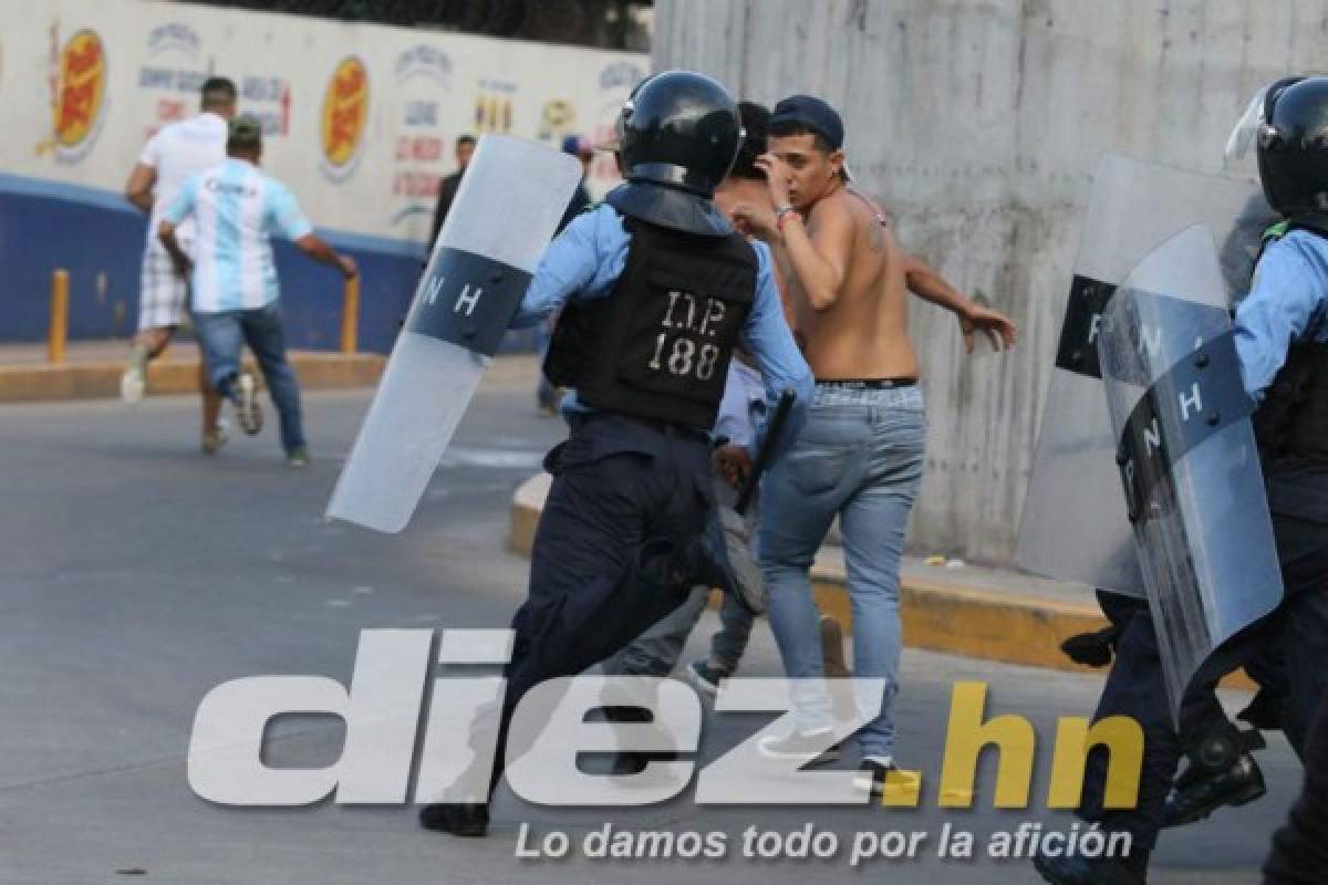 EN FOTOS: Enfrentamiento violento entre barras de Olimpia y Motagua