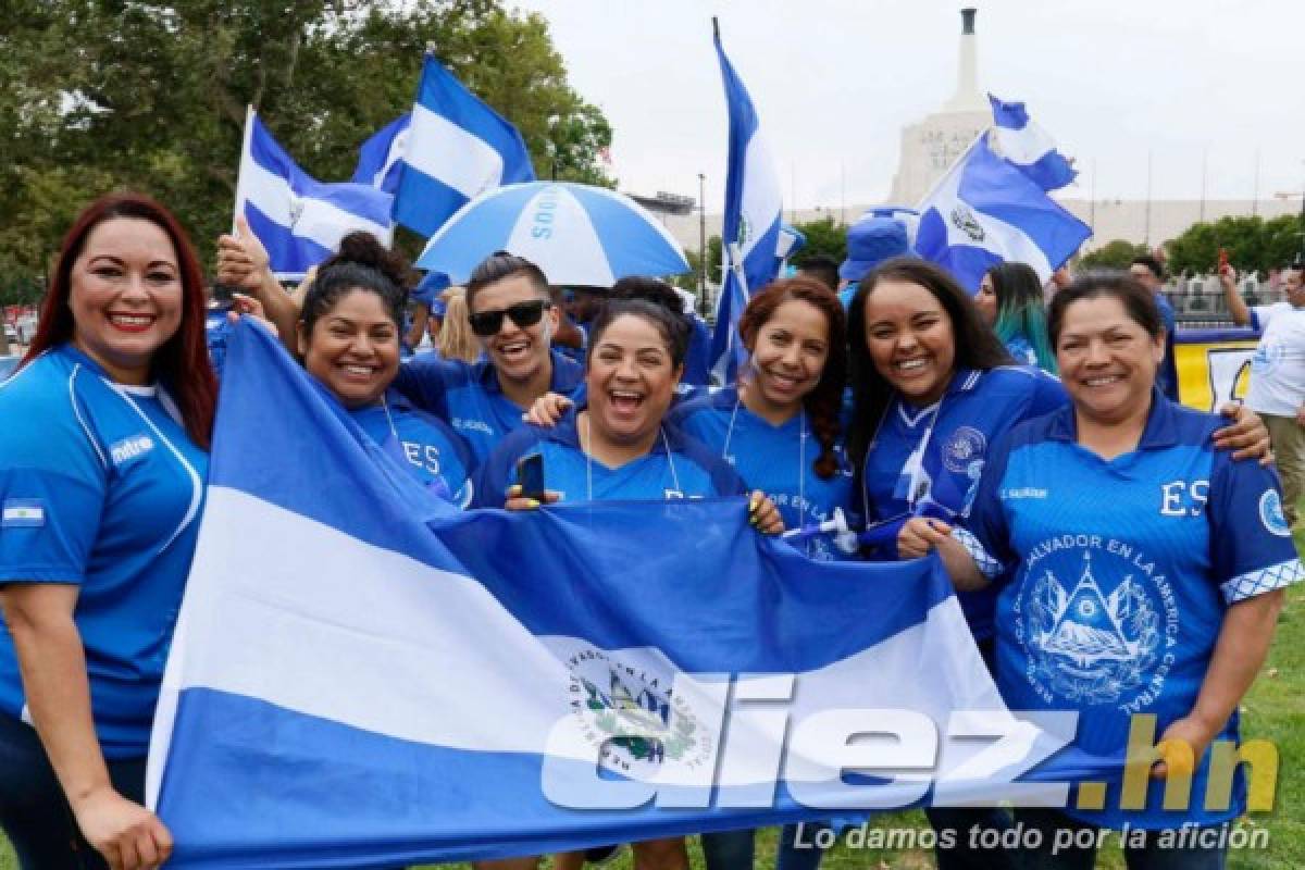 ¡Una fiesta! Lindo ambiente y bellas chicas para el Honduras-El Salvador por la Copa Oro