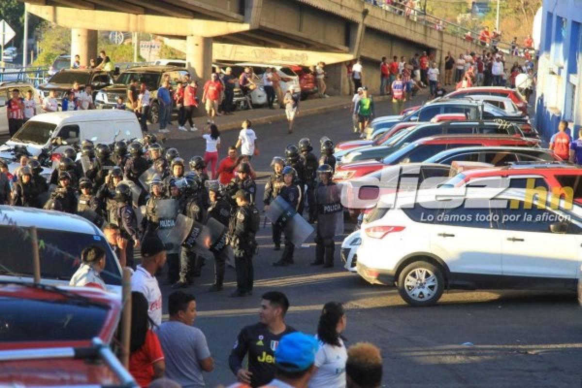 Fotos: El desorden que se dio en las afueras del estadio Nacional por el cierre de los portones