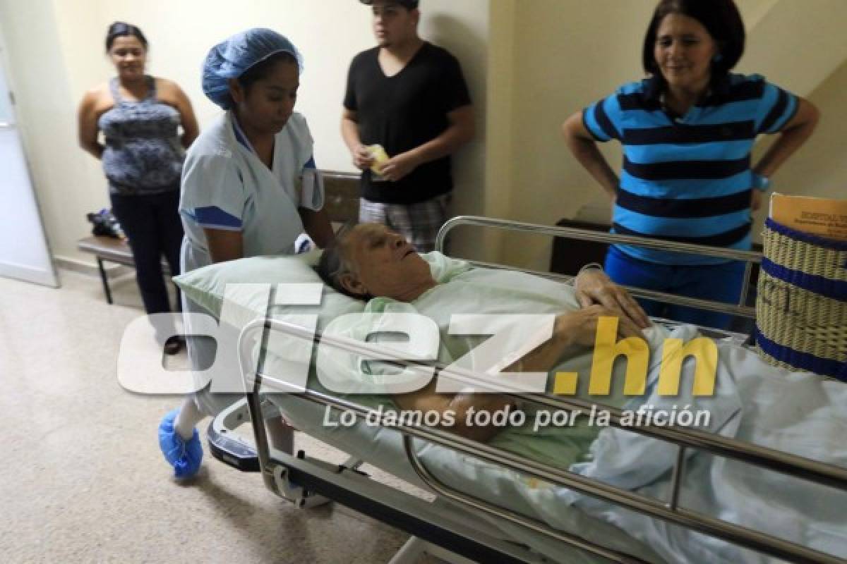 FOTOS: Así sacaron a Chelato Uclés de cuidados intensivos