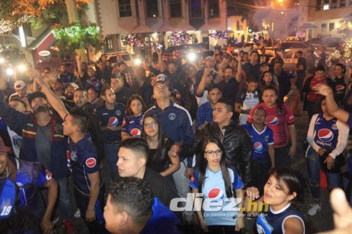 ¡Locura azul! Afición de Motagua y el banderazo previo a la final de la Liga Concacaf