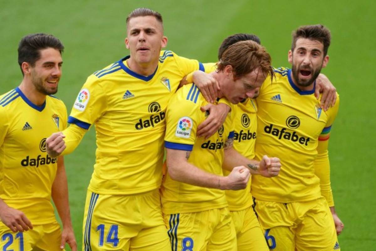 Fotos: Messi frustrado, Choco Lozano festejando con jugadores del Cádiz y tapada de Ledesma