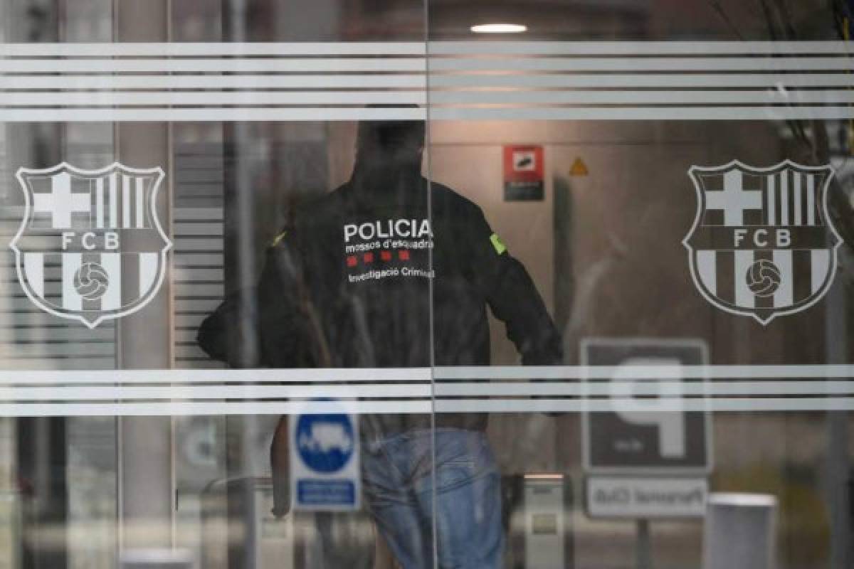 ¿Qué buscan? Así entraron los Mossos d' Esquadra al Camp Nou: Hasta un perro es parte de la investigación