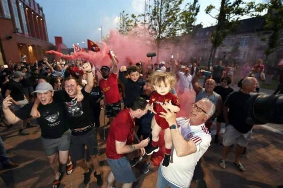 FOTOS: Así fue el brutal festejo de los hinchas del Liverpool tras conquistar la Premier League
