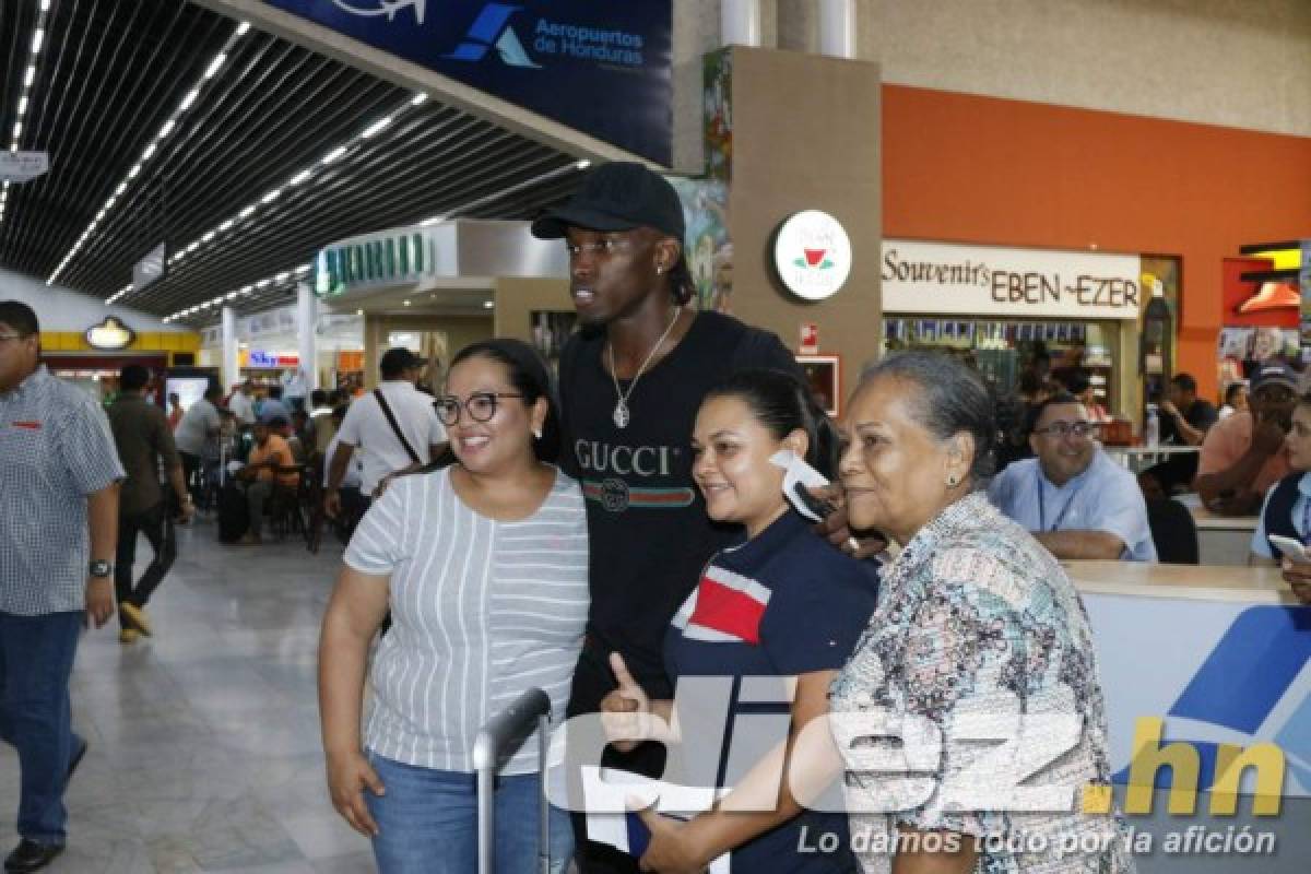 Con una visita sorpresiva: Emotiva despedida a Reinaldo Rueda, Elis y Chirinos en el aeropuerto