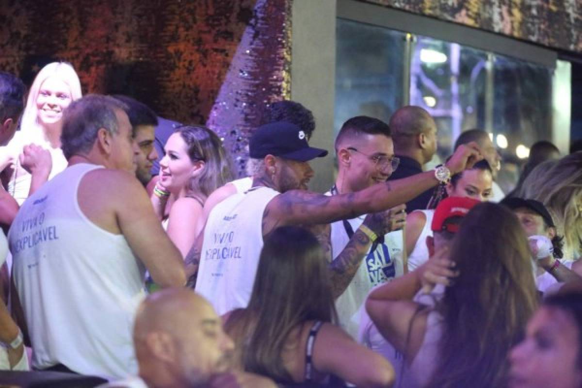 ¿Nueva novia? Neymar se olvidó de su lesión y disfrutó al máximo el Carnaval de Brasil