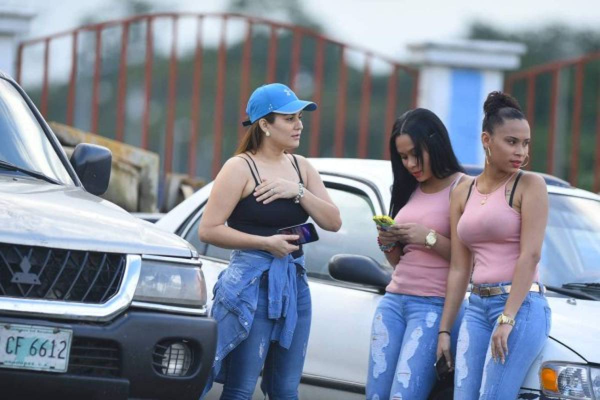 ¡Lindo ambiente! Ex jugadores y legionarios hondureños juegan partido benéfico en La Ceiba