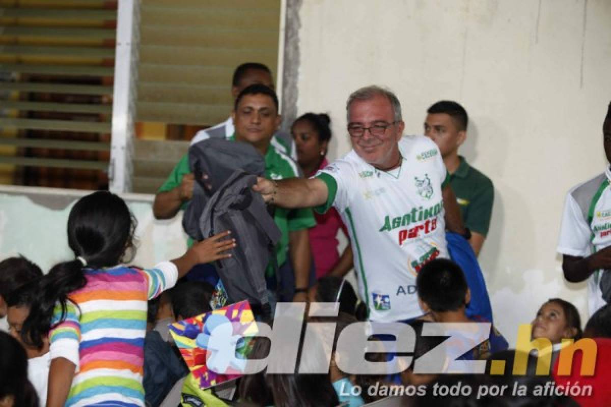 FOTOS: Jugadores del Platense regalan a niños mochilas con útiles escolares