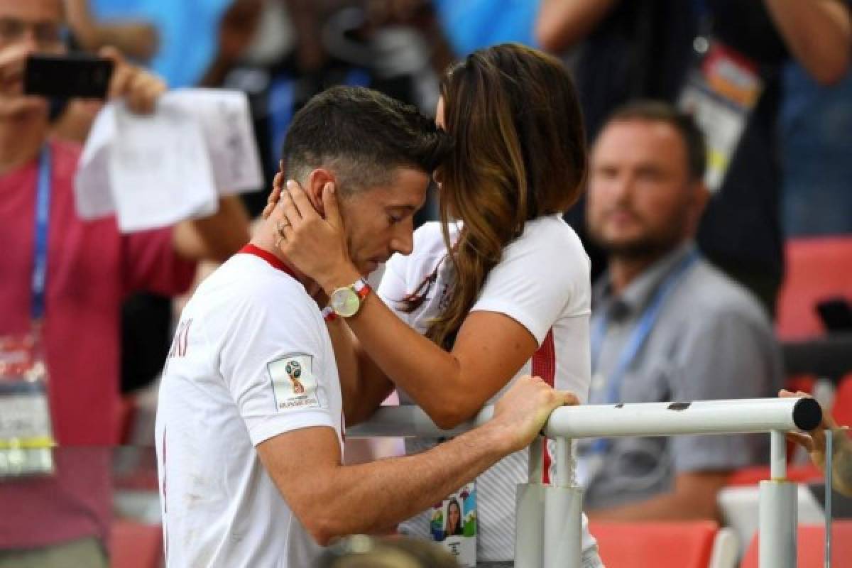 Momento romántico del Mundial: Lewandowski buscó a su novia y fue consolado tras la derrota