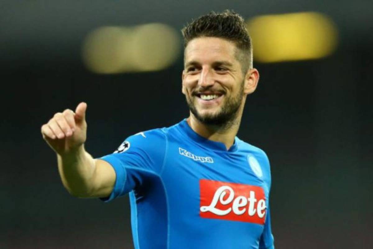 Dries Mertens of Napoli greeting the supporters during the UEFA Champion's League Group F football match Napoli vs Feyenoord Rotterdam on September 26, 2017 at the San Paolo stadium in Naples, Italy. (Photo by Matteo Ciambelli/NurPhoto via Getty Images)