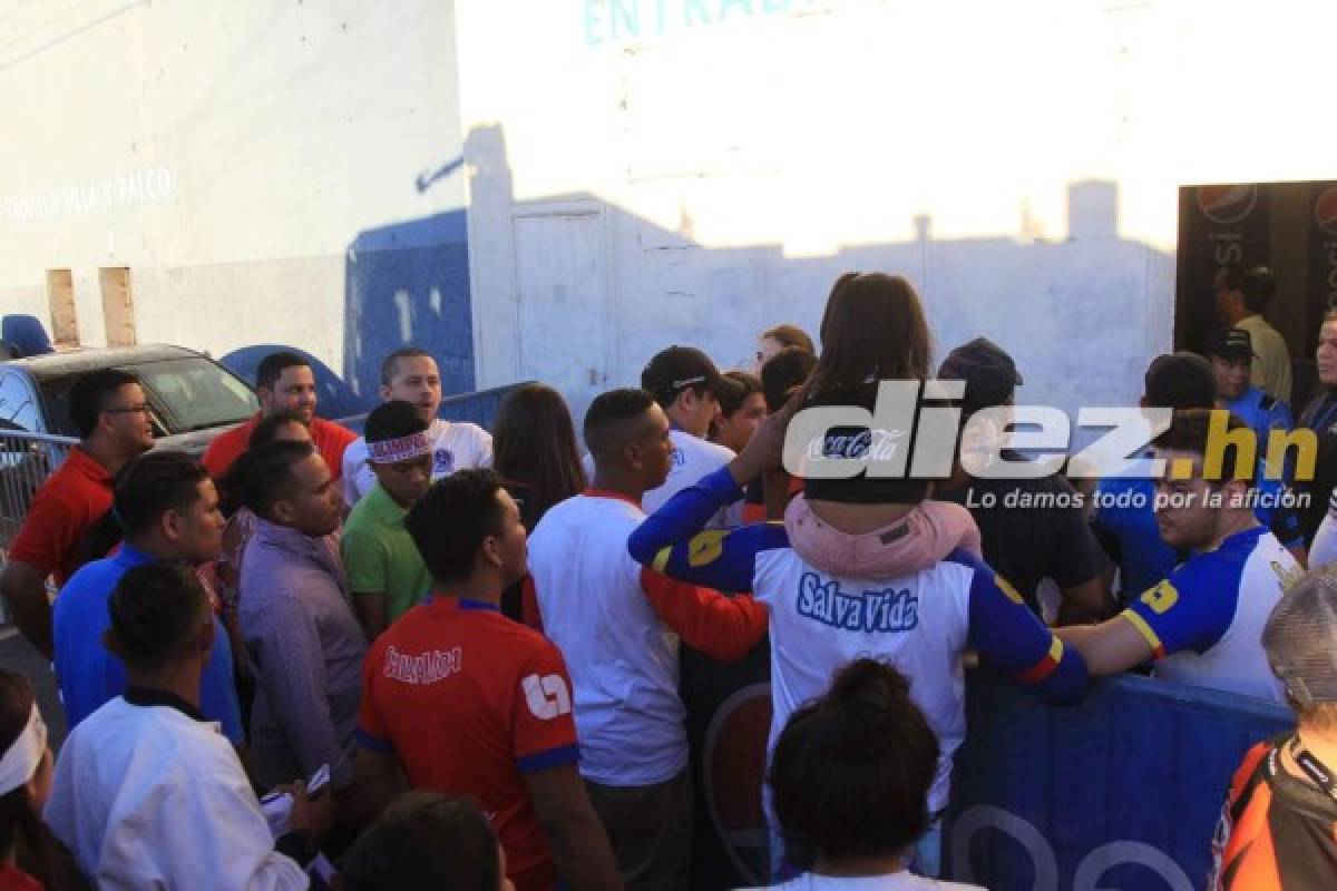 Fotos: El desorden que se dio en las afueras del estadio Nacional por el cierre de los portones