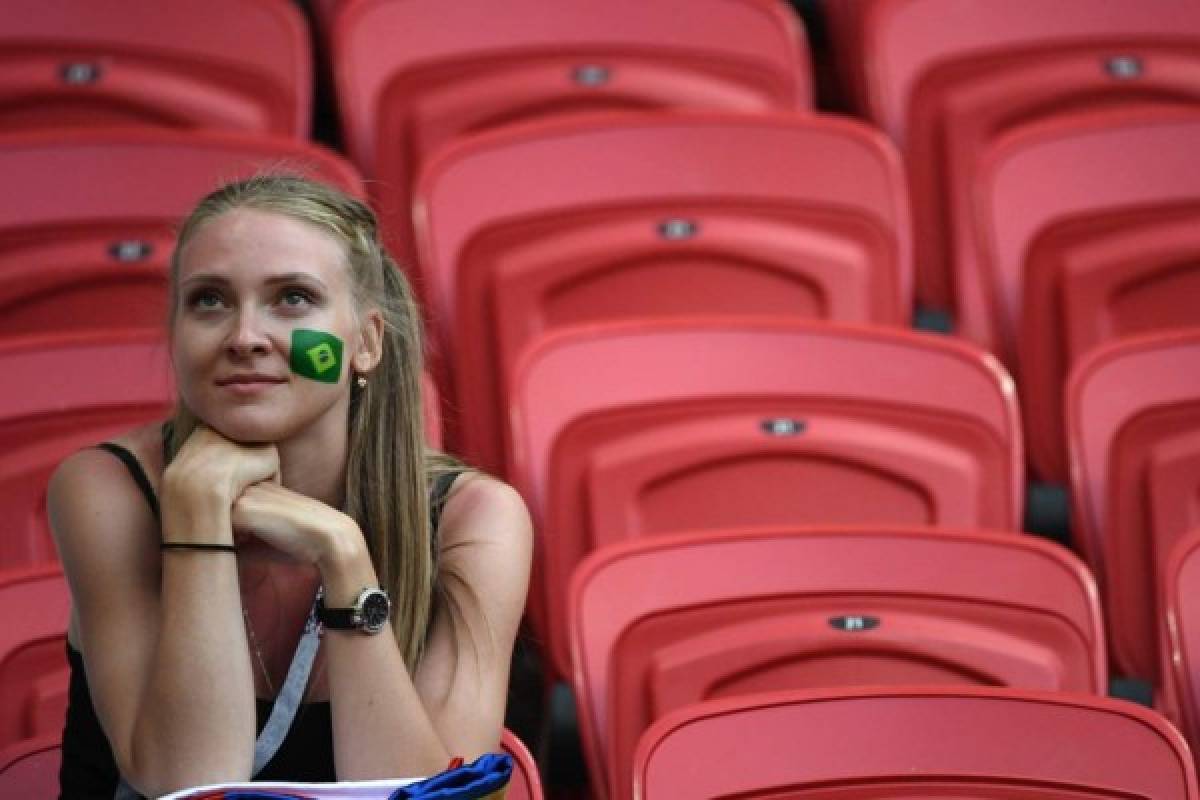 Garotas ponen belleza en el Mundial de Rusia en juego de Brasil-Bélgica