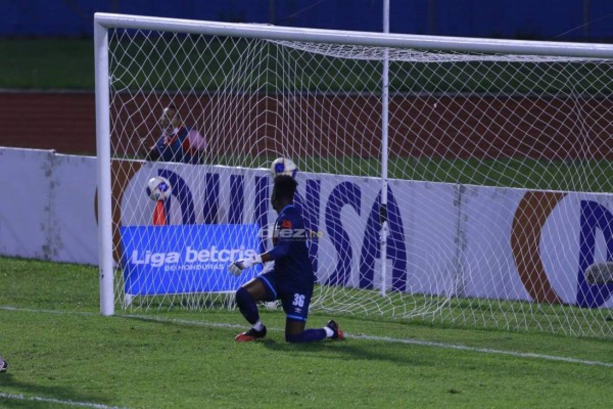 El descontrol de los futbolistas en el Olímpico, delicado momento de Menjívar y el chistoso 'banco' que utilizó Diego Vázquez