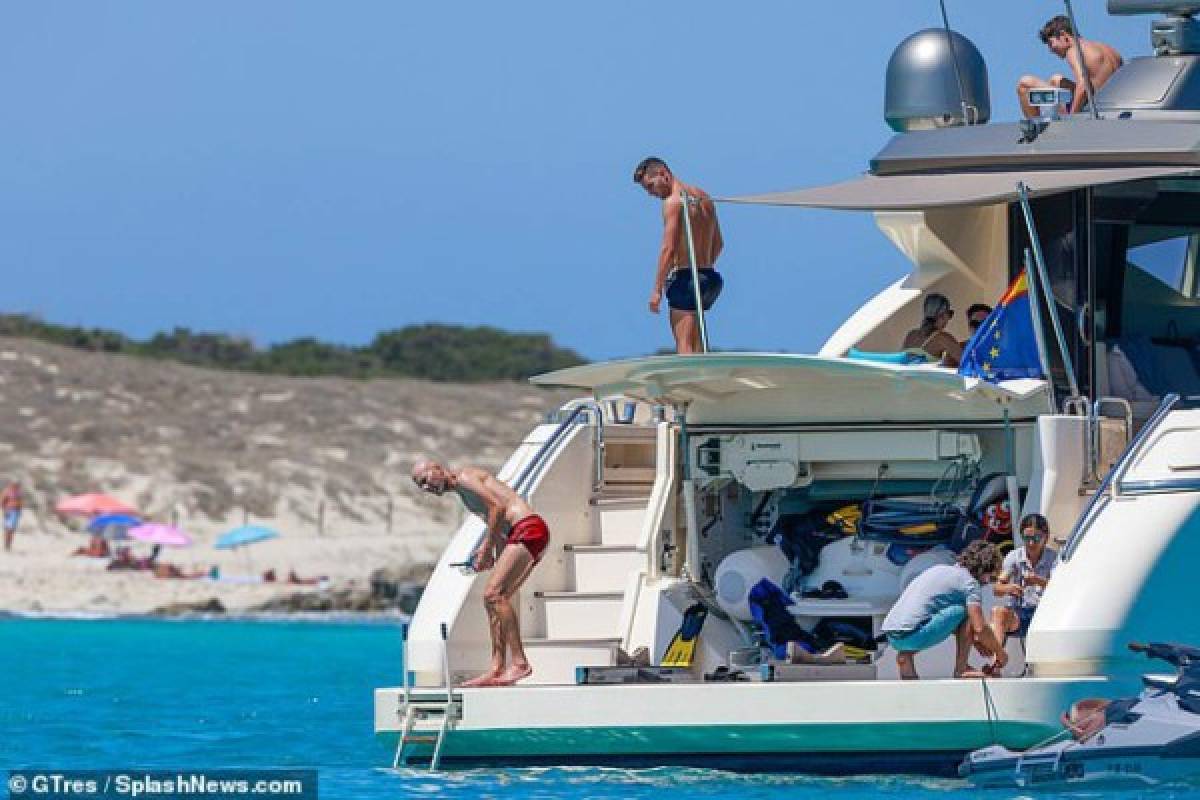 Zidane, 'cazado' disfrutando de sus vacaciones en familia y con su hermosa nuera, la ex de Asensio