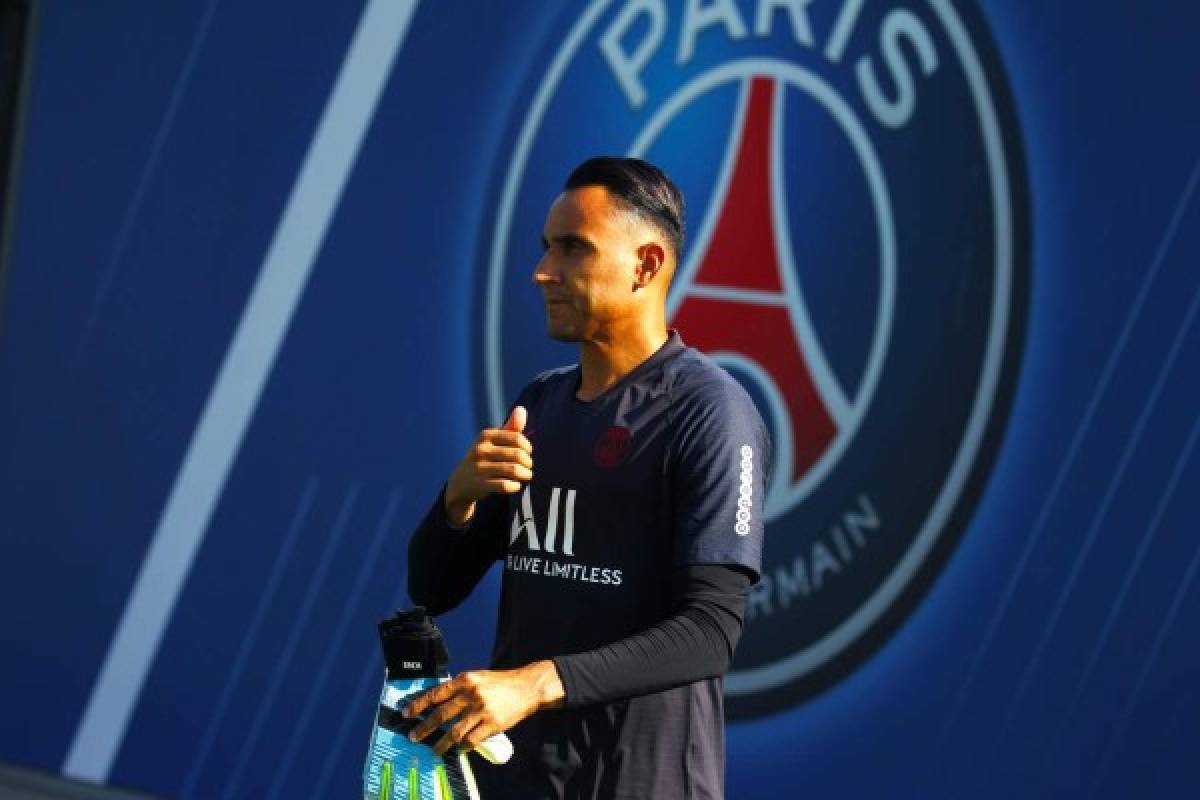 Así recibieron a Keylor Navas en el PSG: El abrazo de Di María y sus primeras atajadas