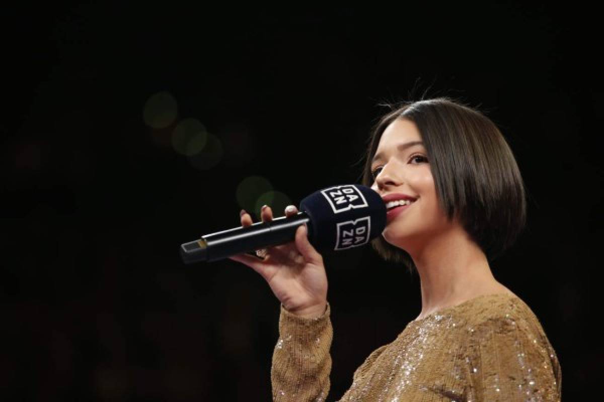 Ángela Aguilar, la mariachi mexicana que se robó el show en la pelea de Canelo Álvarez   