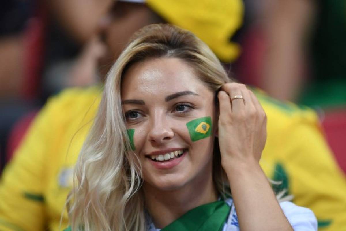 Garotas ponen belleza en el Mundial de Rusia en juego de Brasil-Bélgica