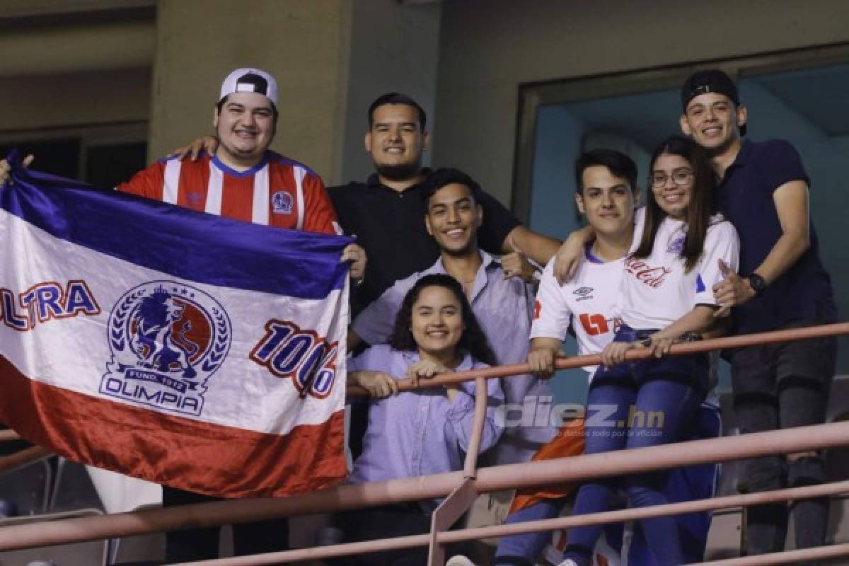 Las chicas, el gato negro y el ambientazo para alentar al Olimpia ante Seattle Sounders