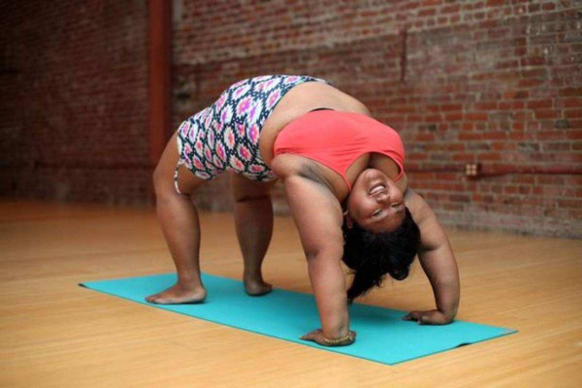 Es instructora de yoga, tiene elasticidad y su sobrepeso no es problema