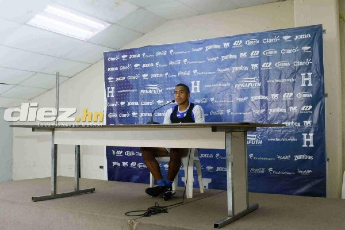 FOTOS: La caída de Rigo Rivas en conferencia de prensa con la Selección de Honduras