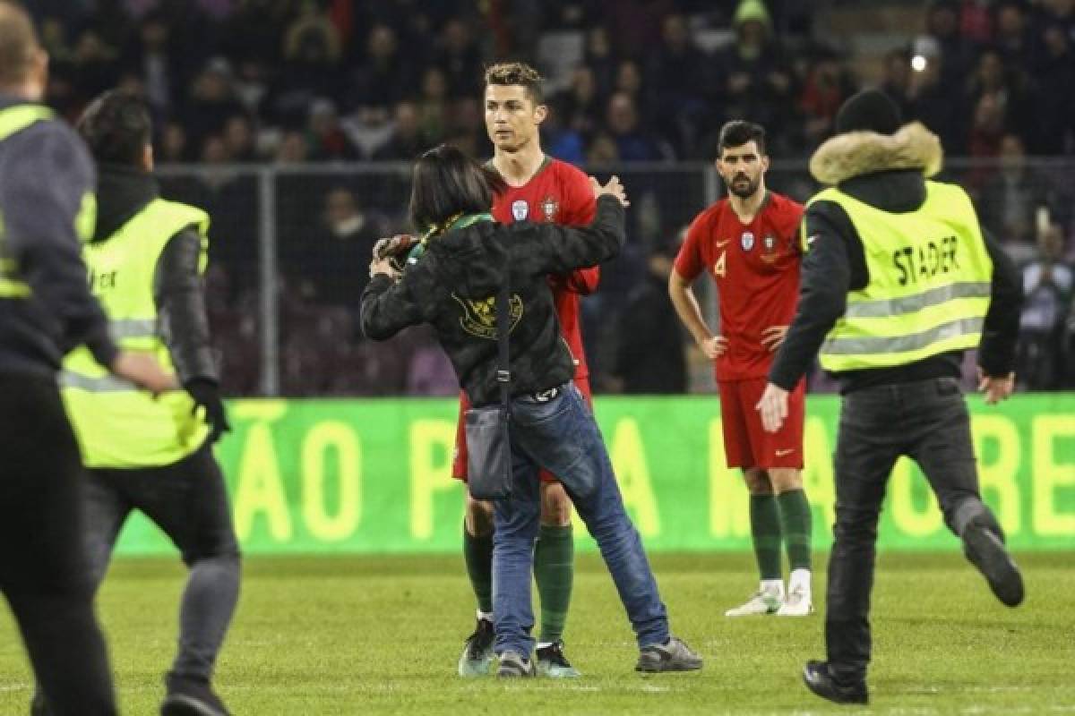 LOCURA: Boxers y hasta besitos para Cristiano Ronaldo en la derrota contra Holanda
