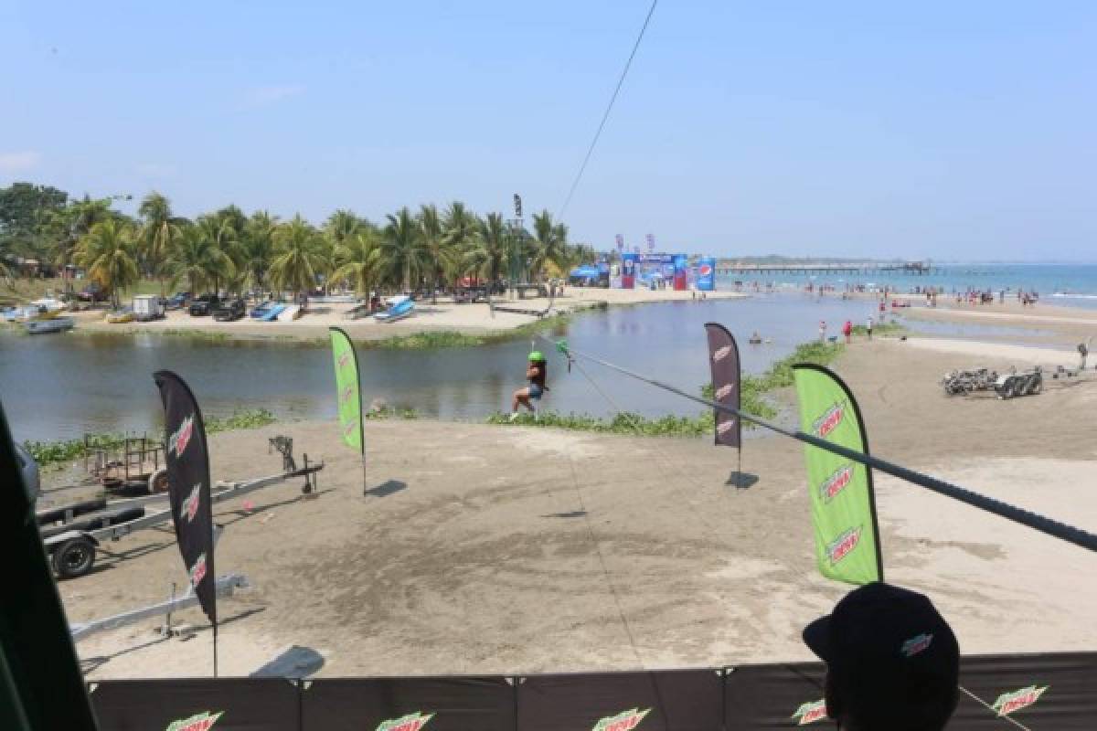 Así se divierten los hondureños en las playas de Tela y Puerto Cortes