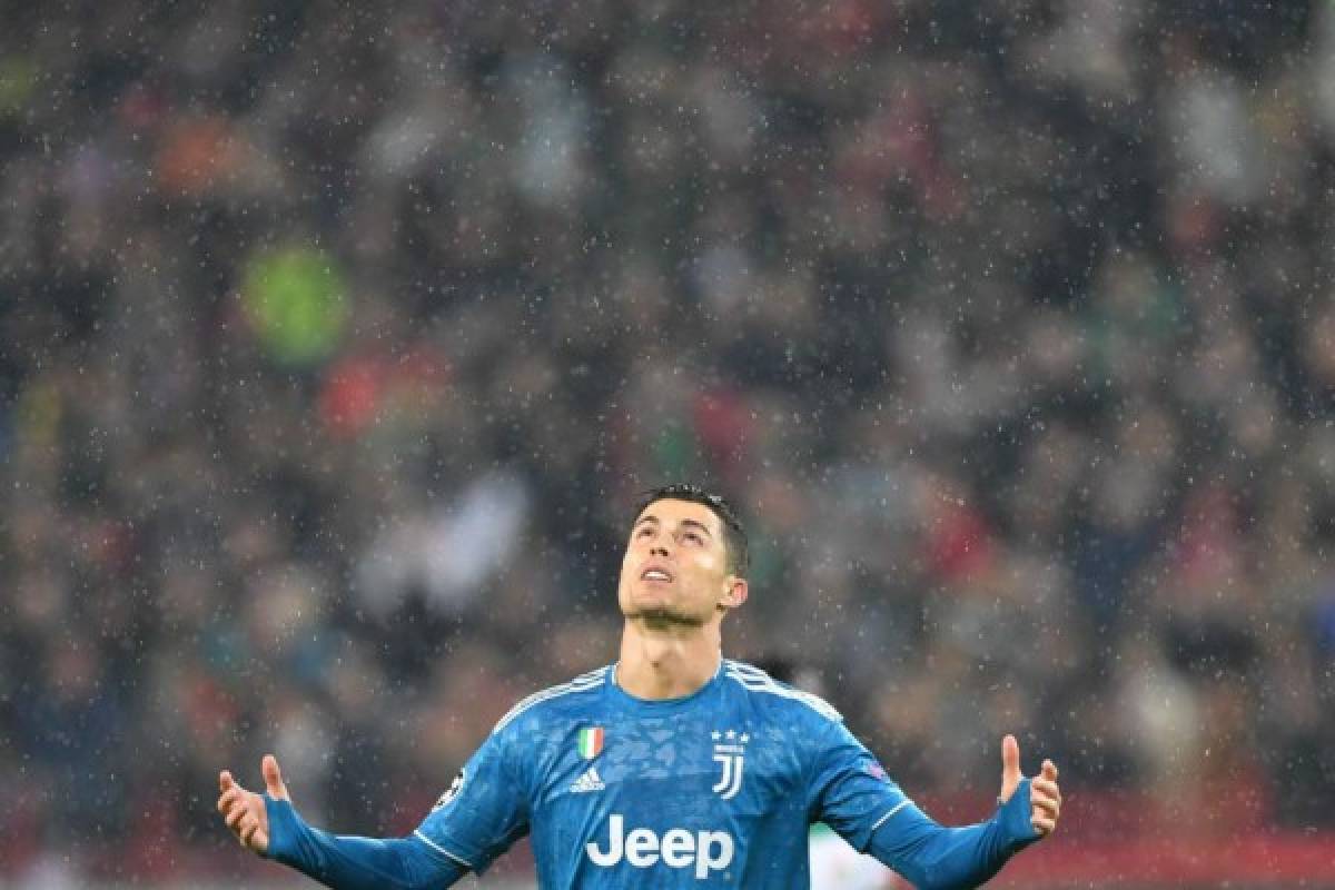 No le dio la mano: Sarri sacó a Cristiano Ronaldo al minuto 81 y estalló de la bronca