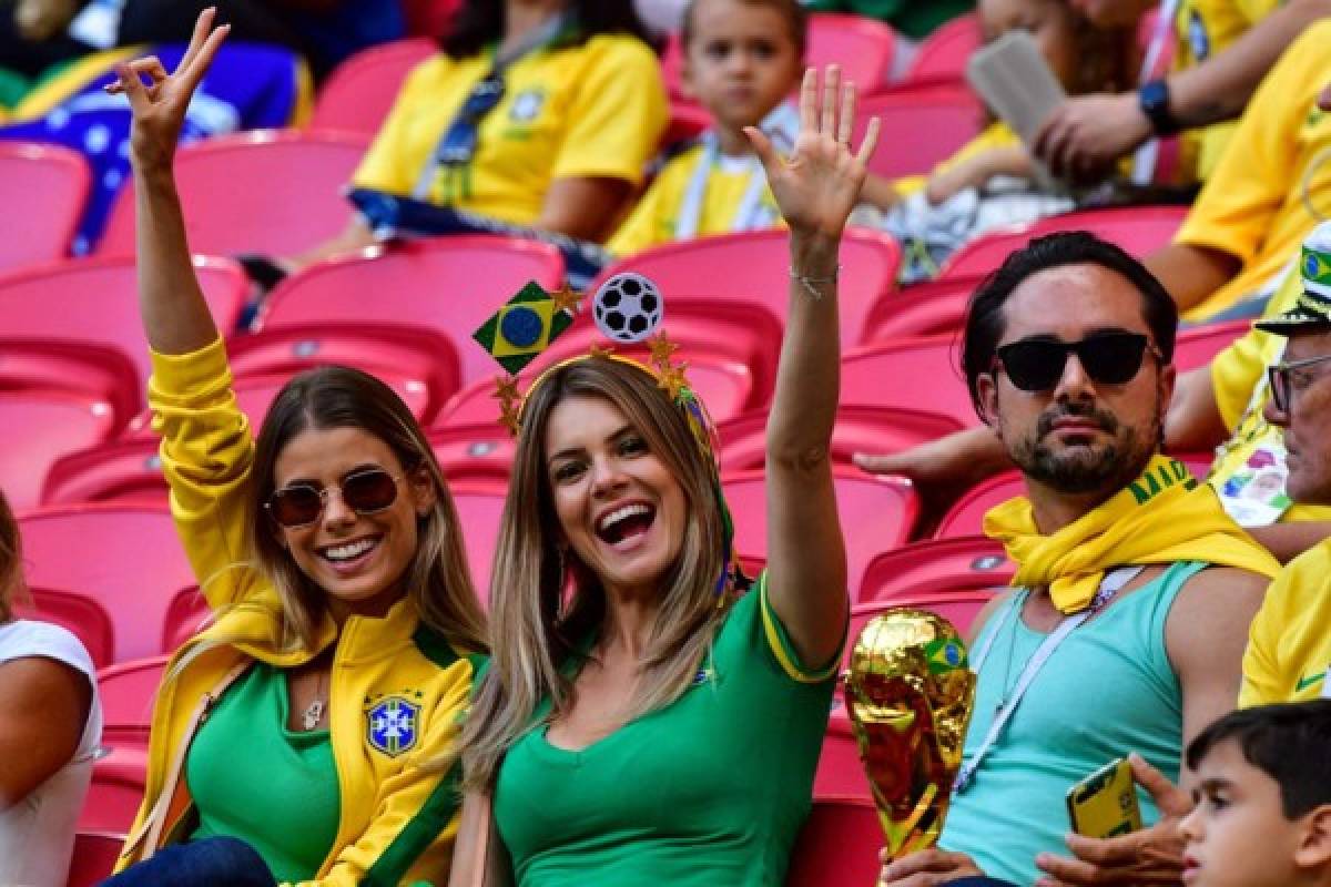 Garotas ponen belleza en el Mundial de Rusia en juego de Brasil-Bélgica