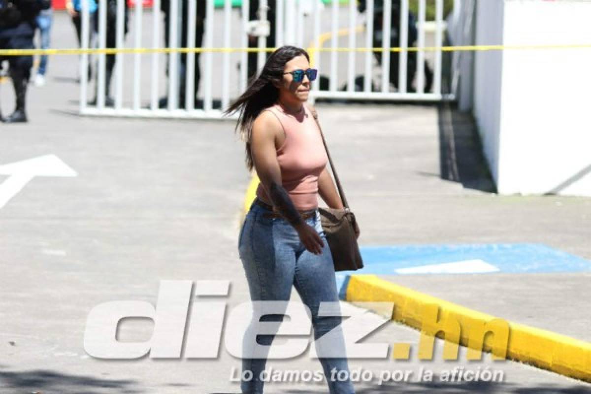 Mujeres ticas embellecen el estadio Nacional en San José para juego con Honduras