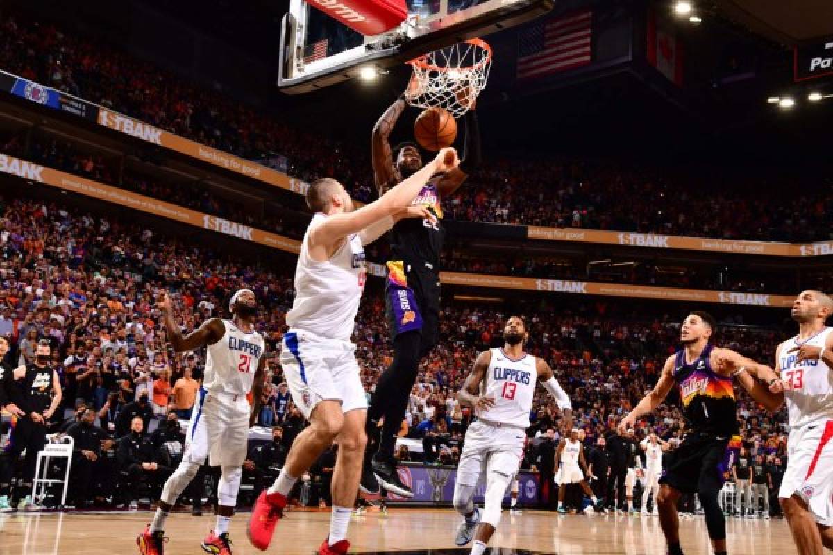 PHOENIX, AZ - JUNE 22: Deandre Ayton #22 of the Phoenix Suns dunks the ball to win the game against the LA Clippers during Game 2 of the Western Conference Finals of the 2021 NBA Playoffs on June 22, 2021 at Phoenix Suns Arena in Phoenix, Arizona. NOTE TO USER: User expressly acknowledges and agrees that, by downloading and or using this photograph, user is consenting to the terms and conditions of the Getty Images License Agreement. Mandatory Copyright Notice: Copyright 2021 NBAE Barry Gossage/NBAE via Getty Images/AFP (Photo by Barry Gossage / NBAE / Getty Images / Getty Images via AFP)