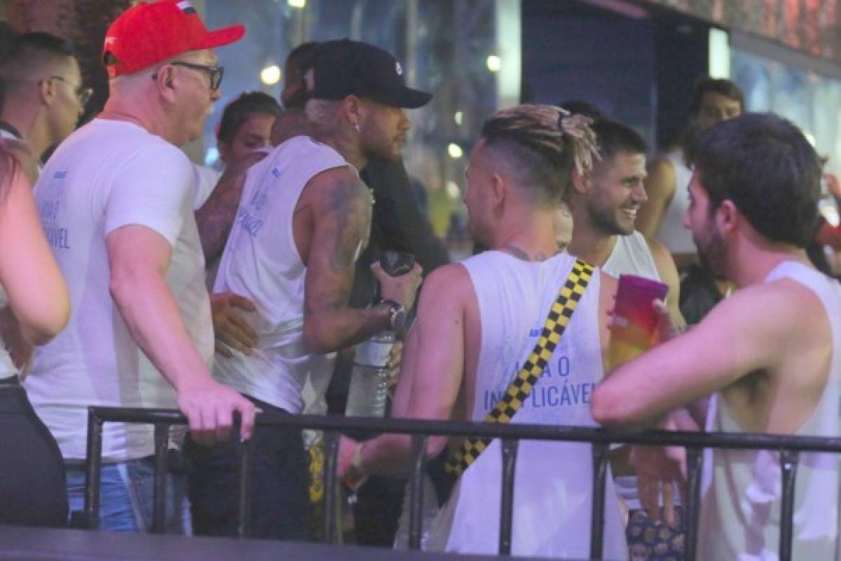 ¿Nueva novia? Neymar se olvidó de su lesión y disfrutó al máximo el Carnaval de Brasil
