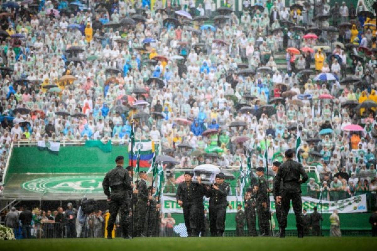 ¡Desgarrador! Brasil despide entre lágrimas y aplausos a los jugadores del Chapecoense