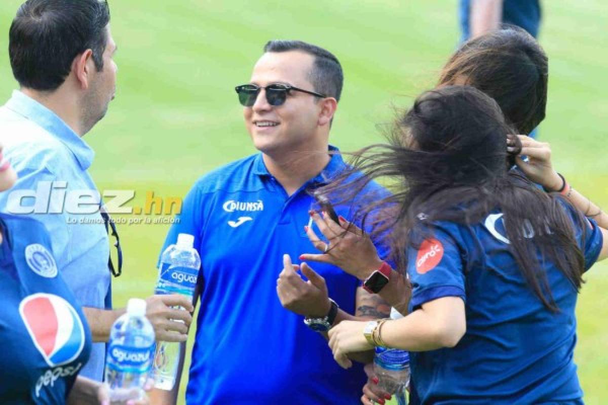 Bella presentadora olimpista sorprende a jugadores del Motagua llevándoles comida al entrenamiento