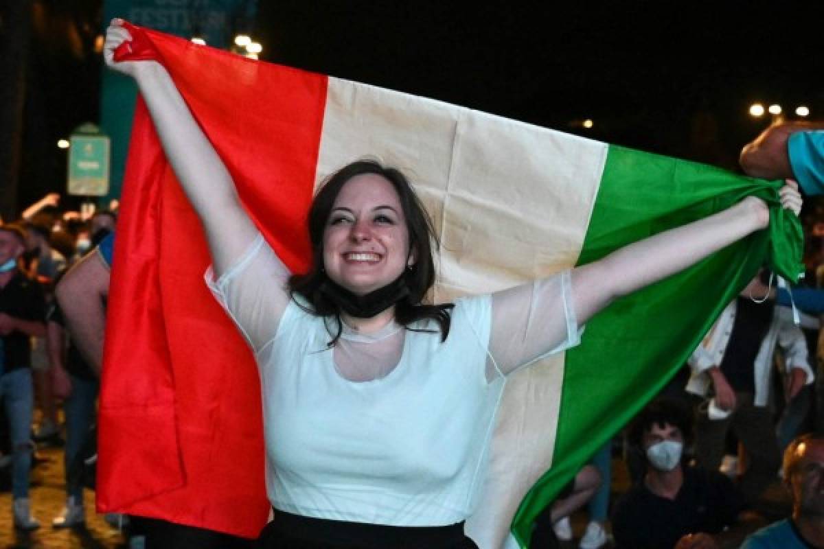 FOTOS: Las bellezas que adornaron el inicio de la Eurocopa 2021 y el balón llegó en 'carrito'  