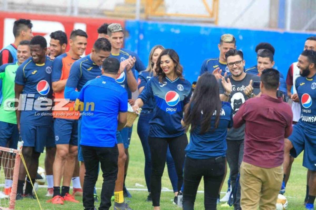 Bella presentadora olimpista sorprende a jugadores del Motagua llevándoles comida al entrenamiento