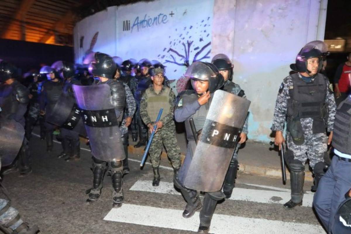 ¡BRUTAL! Las barras de Olimpia y Motagua protagonizan pelea campal