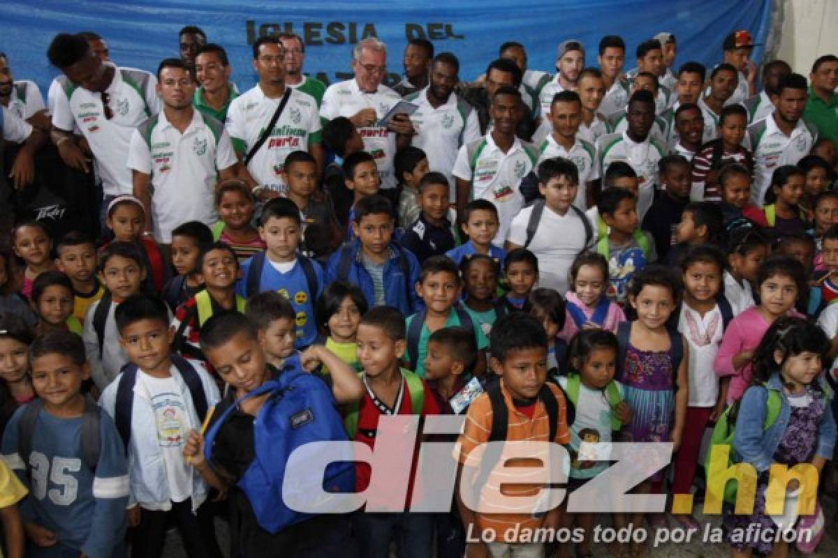 FOTOS: Jugadores del Platense regalan a niños mochilas con útiles escolares