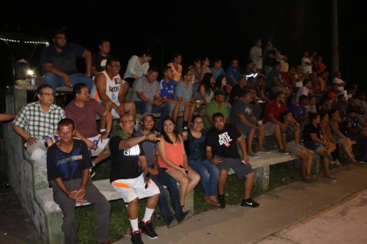 Llenazo en cancha para ver el debut de Rambo como jugador de baloncesto