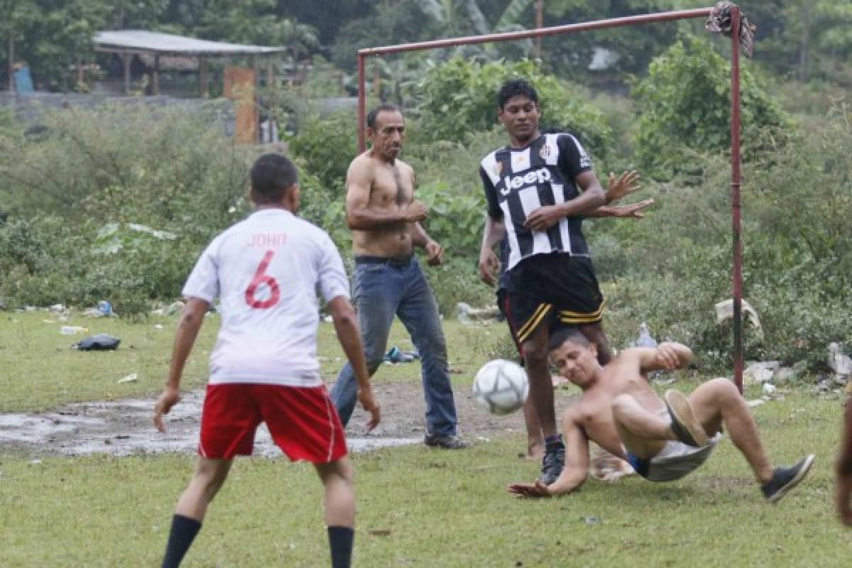FOTOS: Así es un partido en un bordo de Honduras