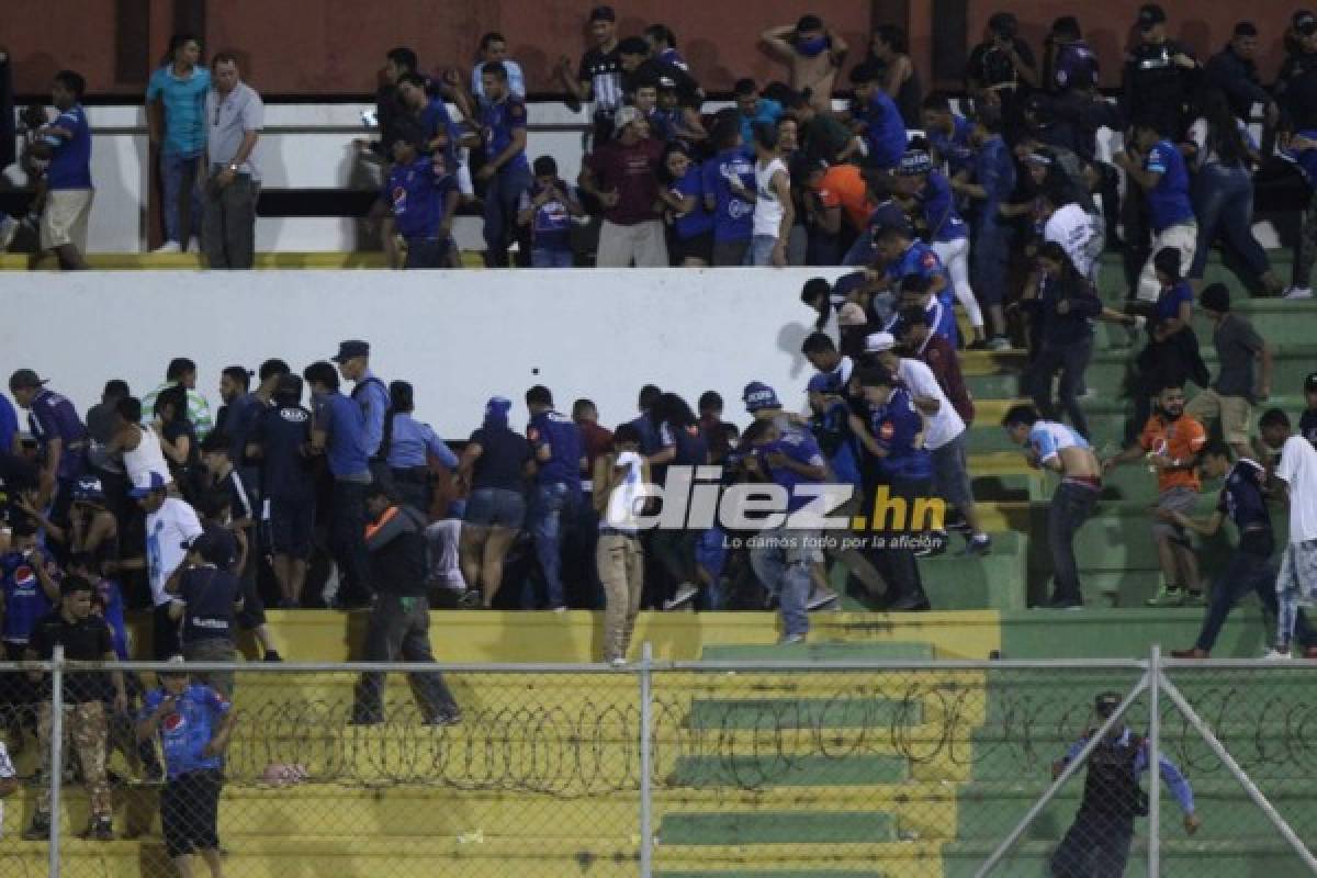 ¡Penoso! Bronca en la cancha de Comayagua y caos en las gradas por gas lacrimógeno