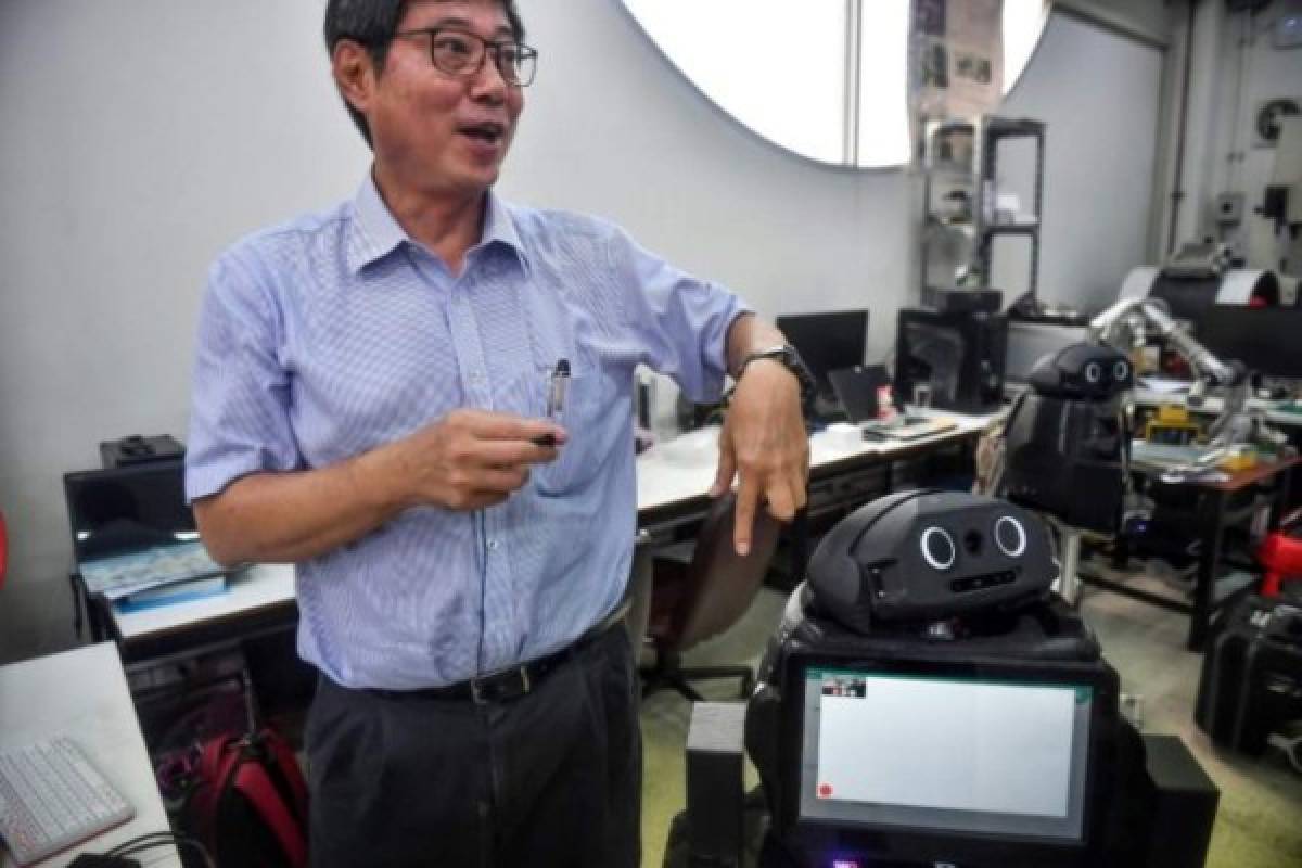 Coronavirus: Tailandia lanza un extraño robot para luchar contra la fatal enfermedad