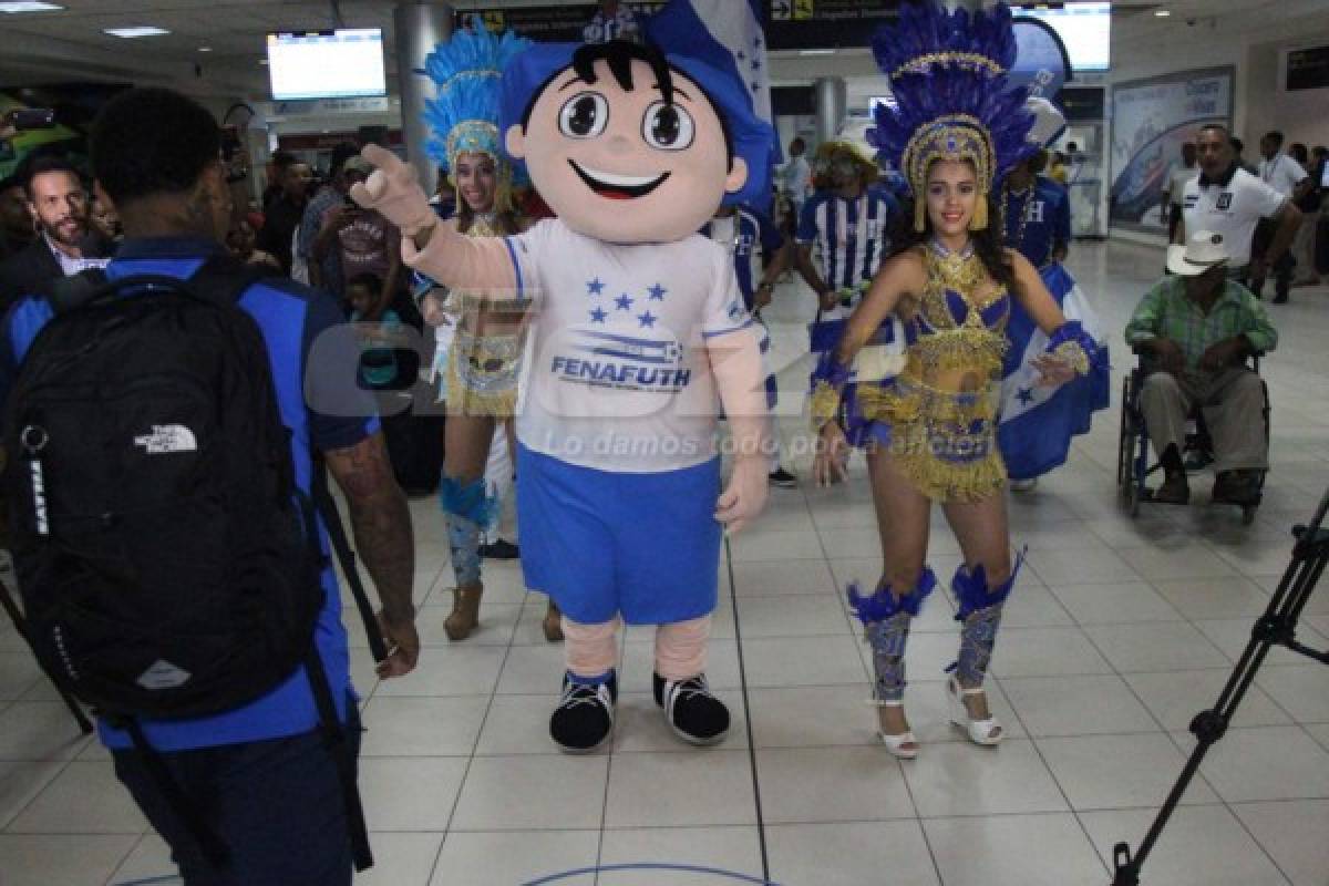 Bombos, chicas y gran ambiente en partida de Honduras a Costa Rica