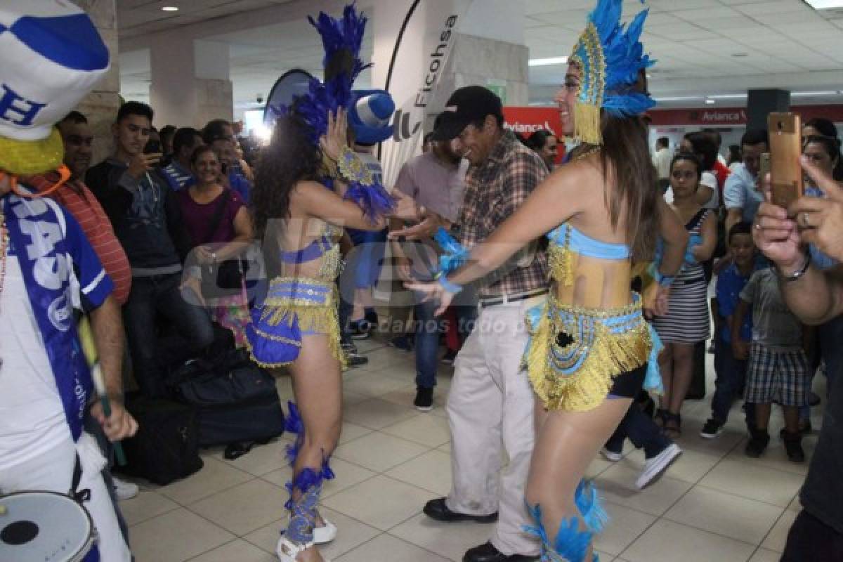 Bombos, chicas y gran ambiente en partida de Honduras a Costa Rica